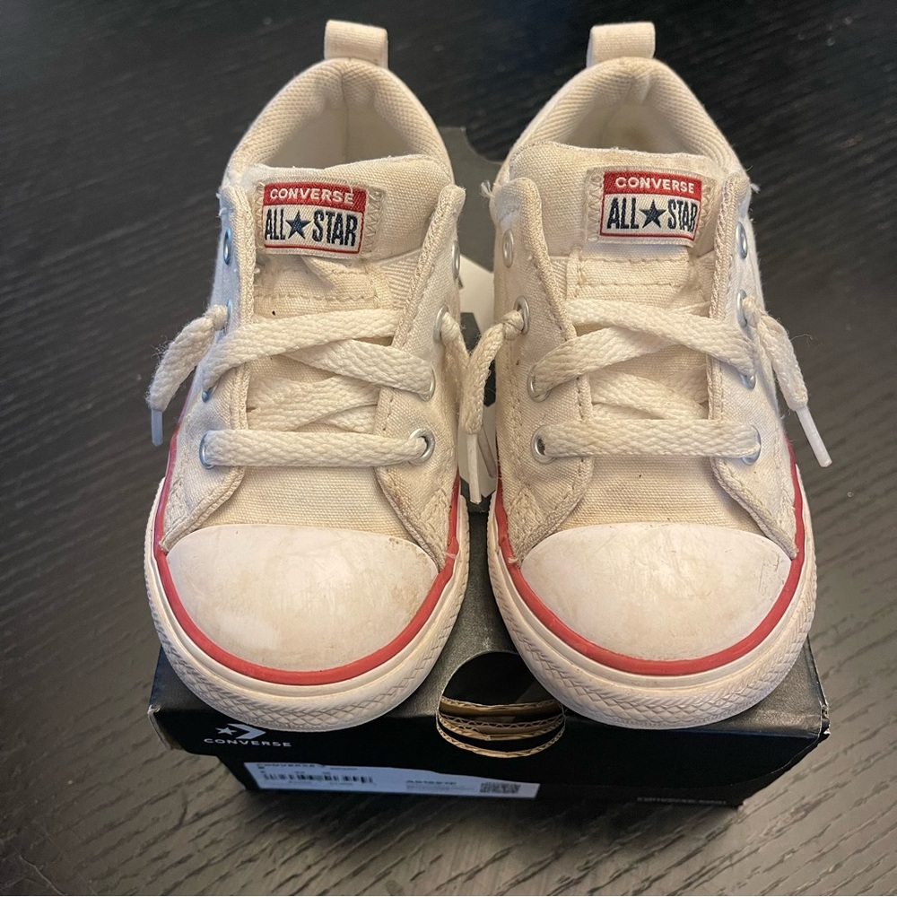 All white Converse Chuck Taylor low top Size 8C